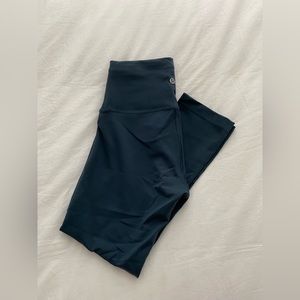 SOLD Lululemon Wunder Train HR 21” crop legging